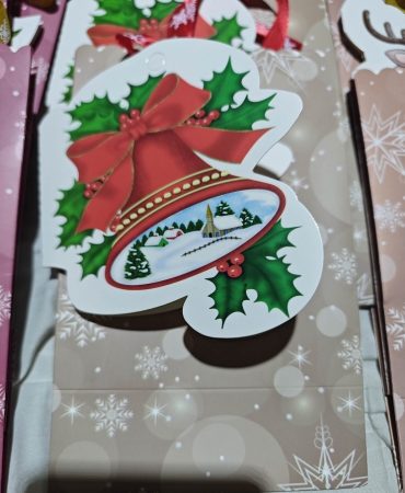 Papír tasak coffe+üdvözlő kártyával+szalaggal  Boldog békés karácsonyi ünnepeket felírattal harang 18,3x11,7x7,4cm 10db/csomag