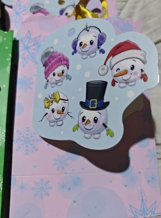 Papír tasak rózsaszín-kék+üdvözlő kártyával+szalaggal  Boldog békés karácsonyi ünnepeket felírattal hóemberek 18,3x11,7x7,4cm 10db/csomag