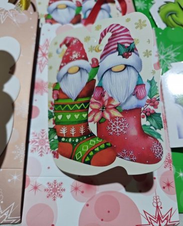 Papír tasak piros-fehér+üdvözlő kártyával+szalaggal Boldog békés karácsonyi ünnepeket felírattal manó 18,3x11,7x7,4cm 10db/csomag