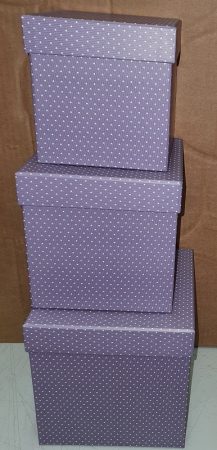 Papír doboz 3db-os kocka lila, fehér pöttyel, müa.betétes 16x16x16cm, 14,5x14,5x14,5cm, 13x13x13cm