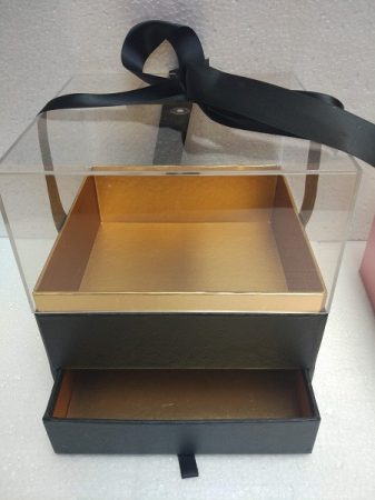 Papír doboz fekete kocka, fiókos akril búrával 18x18x19cm