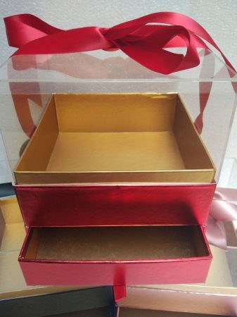 Papír doboz piros metál kocka, fiókos akril búrával 18x18x19cm