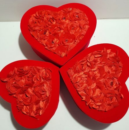 Papír doboz 3-db szív alakú keretes tetején szatén rózsa piros